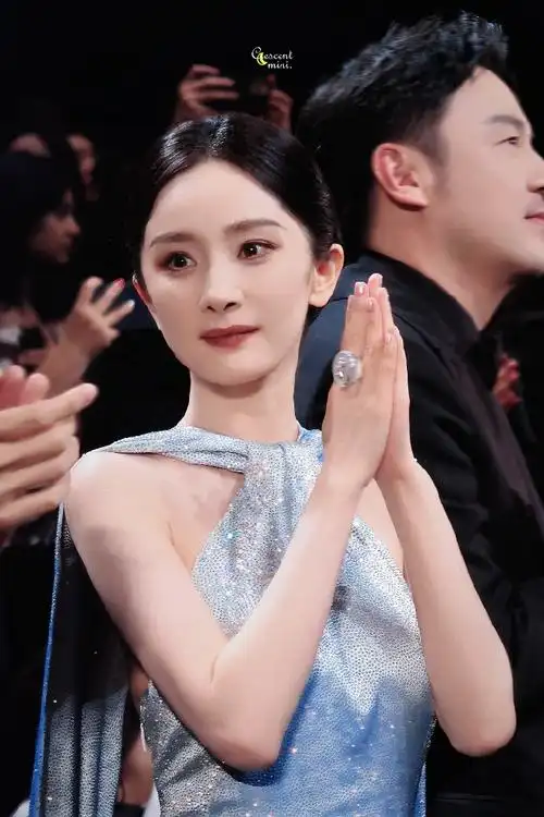 杨幂戛纳生图##杨幂戛纳造型##酱园弄戛纳红毯亮相##酱园弄剧组戛蓋w