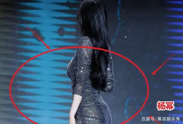 杨幂演出照片被曝光,谁注意到她的腰臀,网友质疑身材造假?