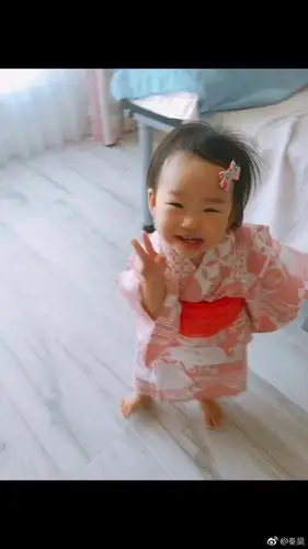 小米粒穿粉色和服比v甜笑 秦昊:也太可爱了吧!