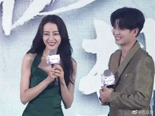 迪丽热巴和任嘉伦这个摸头杀好有cp感啊!_高清图集_新浪网