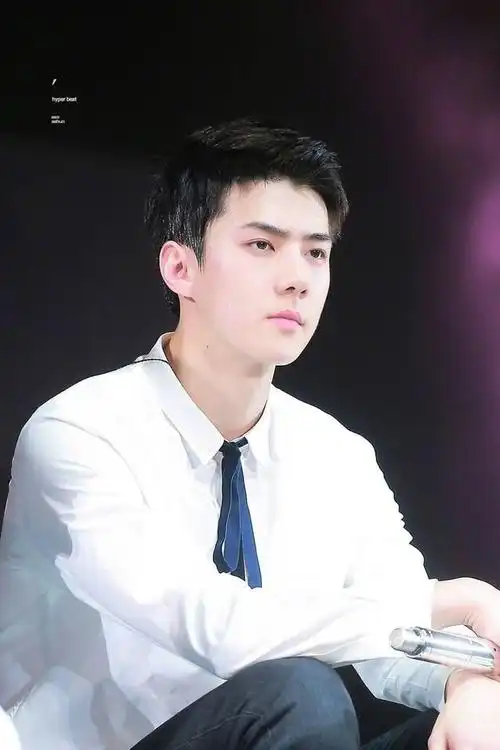 穿白色衬衣的吴世勋简直太清纯 我感觉又恋爱了