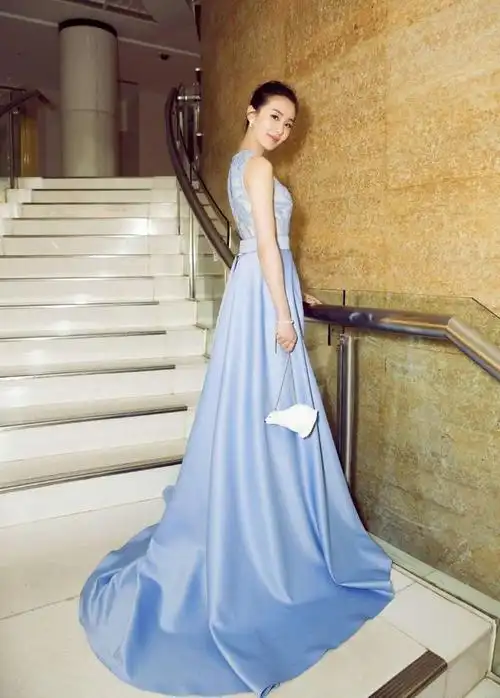 董卿做主持人也不老实裹块红布当礼服穿对自己气质真自信