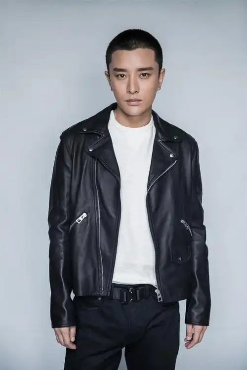 曝贾乃亮苏州拍戏深夜买醉多位友人相伴送拥抱