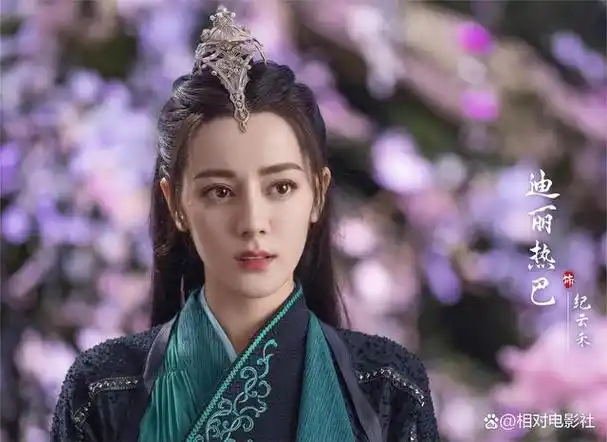 如果我们回顾迪丽热巴的2022年,那么可以发现,整整一年,迪丽热巴有且