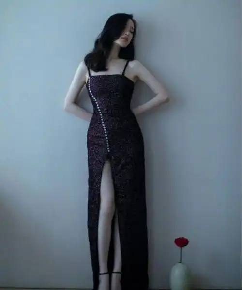 31岁倪妮真敢穿吊带裙开叉到大腿根筷子腿果真名不虚传