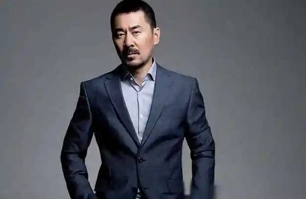 53岁意外爆火的陈建斌从寂寂无名的演员到全民瞩目的焦点