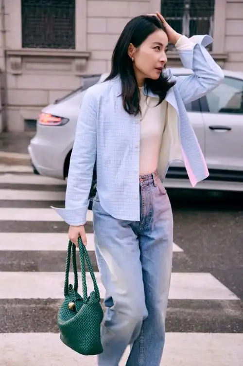 郭晶晶现身米兰时装周!展现豪门阔太风范,网友:仿佛年轻10岁