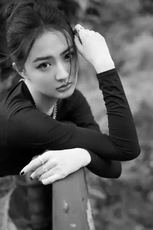 徐璐最新造型写真释出牛仔套装穿搭时髦精致