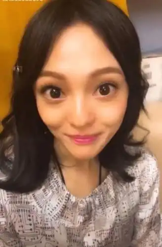 而且她本身脸也非常的小,所以一眼望去,脸上就只有一双大眼在忽闪忽闪