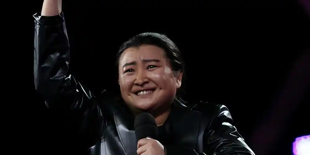 回顾41岁贾玲瘦50斤后再现身与张小斐故地重游