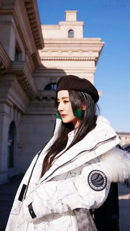 截修杨幂挑染77羽绒服77长靴幂式冬日辣妹穿搭