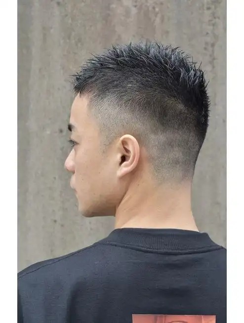 碎寸头发型相对于圆寸头发型,顶区稍长一点,用剪刀修剪出长短不一的