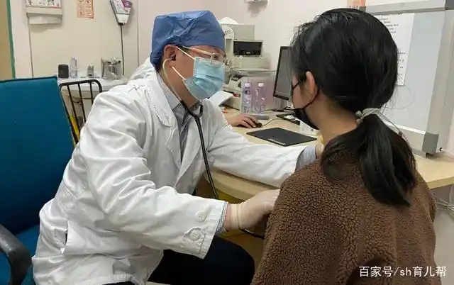 (图片来源:新民晚报 罗飞宏医生看诊 )