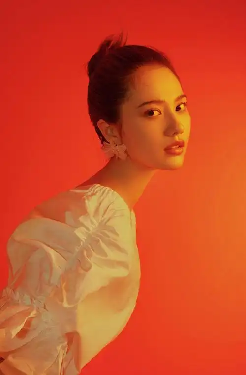 简介:姜珮瑶时尚冷艳写真大片,分享一组姜珮瑶图片给大家,图中的明星