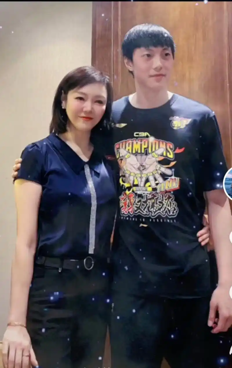 胡明轩母亲晒母子合影似姐弟,年过50依然年轻,透露儿子伤情无碍