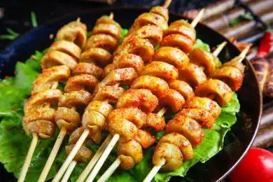 木底上放着一盘香辣面筋