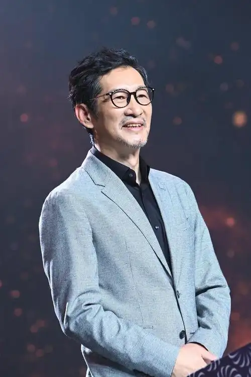 上汽大众威然之夜第三届斑彩螺奖陈宝国获最具影响力男演员