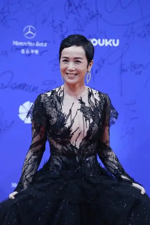 如何将气质通过礼服裙来展现出来呢