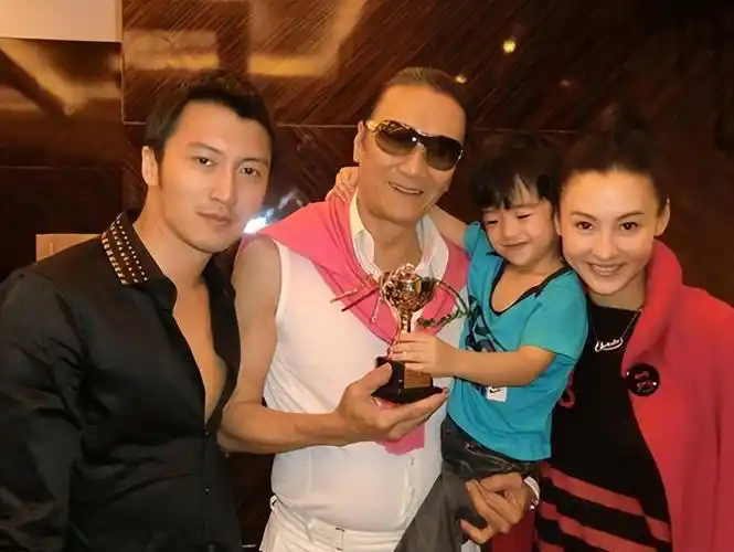 港媒曝谢贤病危,谢霆锋连夜赶回,名下财产留给张柏芝和两个孙子最新