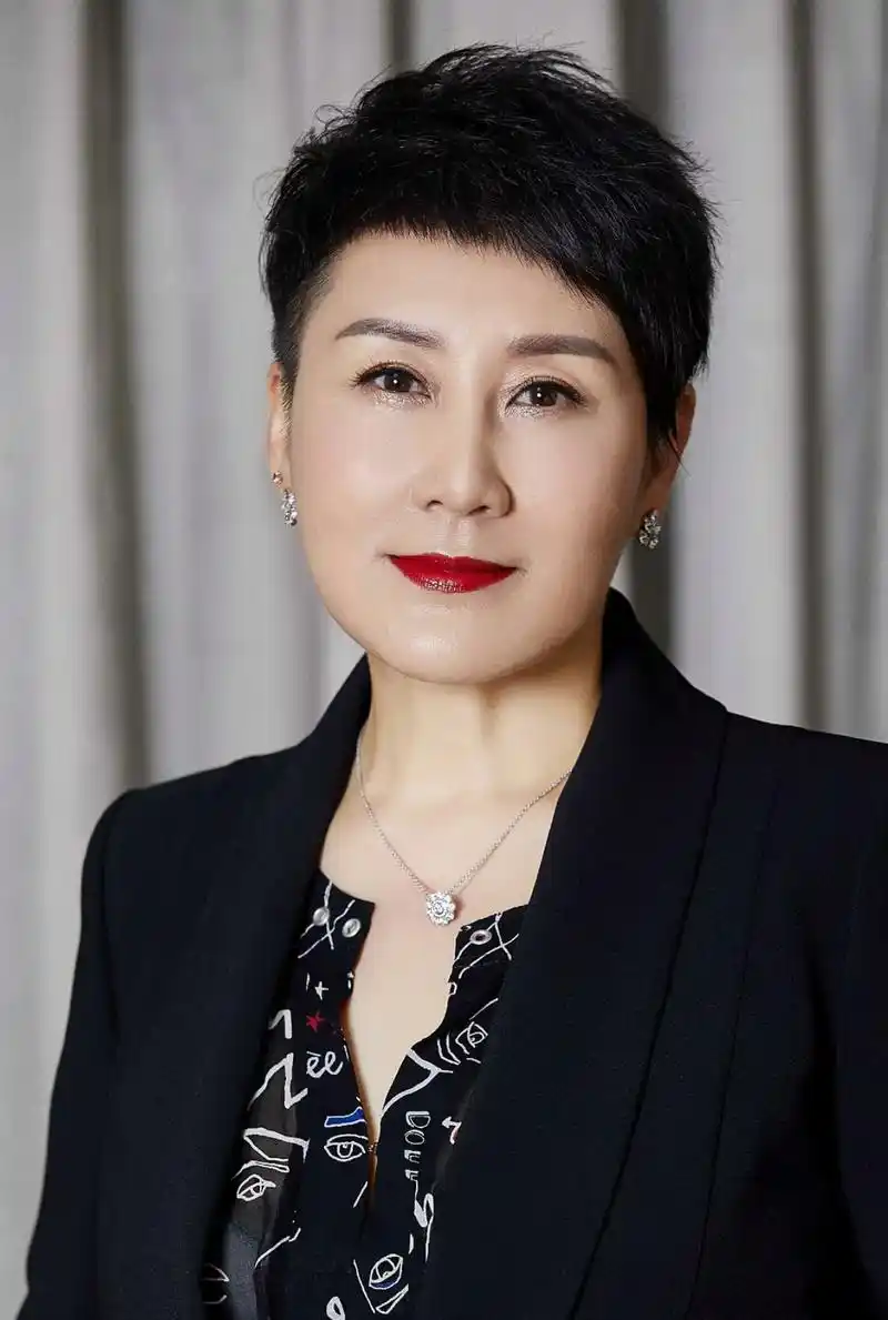 张凯丽个人资料简介(34岁嫁豪门,与丈夫相伴至今)