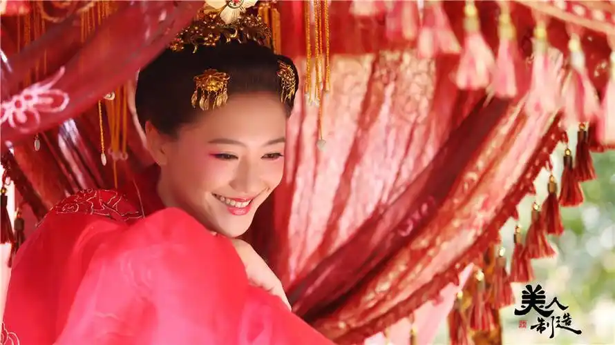 《美人制造》曝应采儿造型 粉面桃妆一笑百媚