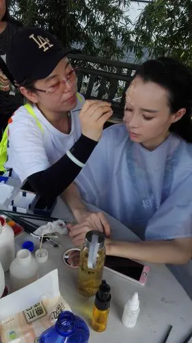 邢台化妆学校之化妆师在《致命来访》剧组现场