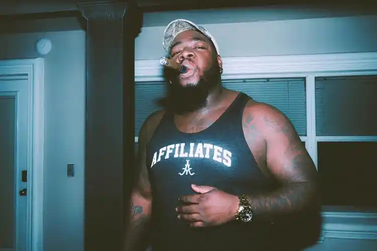 叼着烟的黑人男人图片