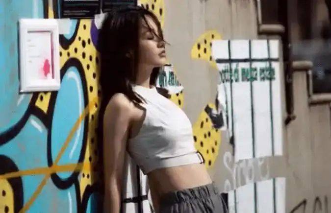 李沁国外街拍照曝光,穿露脐装秀曲线美,腰部状态引起热议_网友_身材