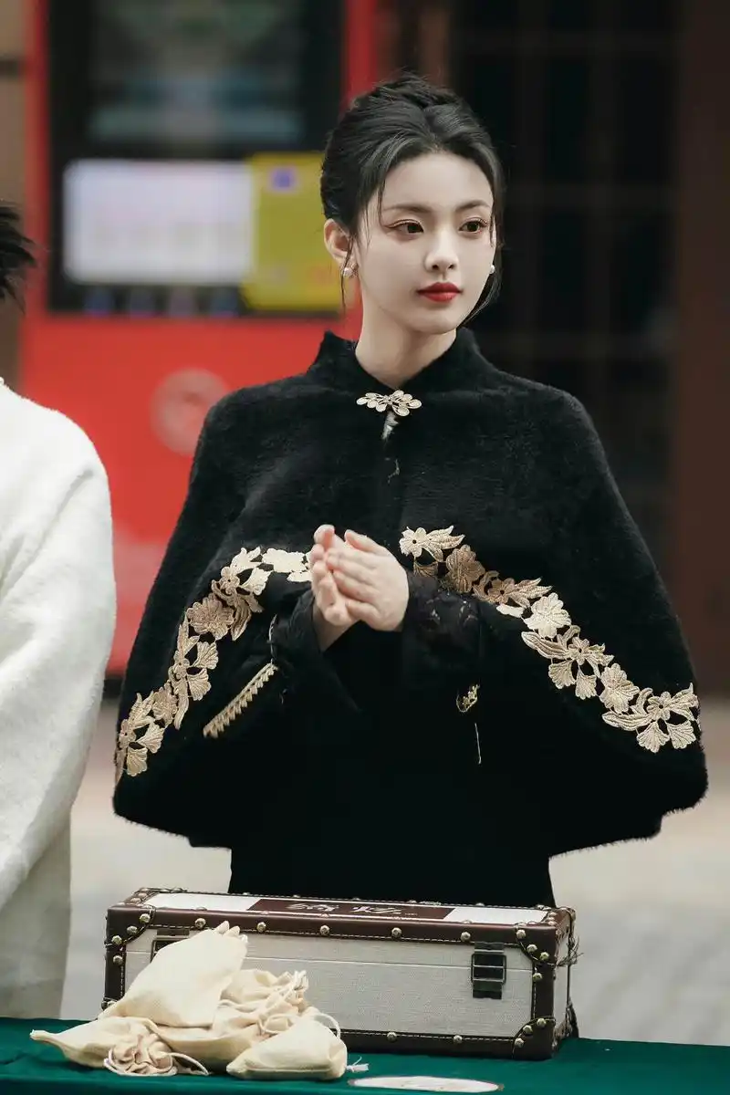 杨超越的气质一般人真比不了,穿简单的旗袍也似富家千金