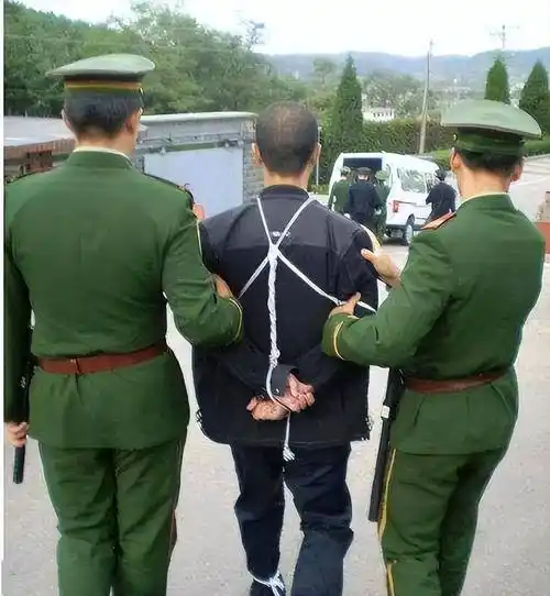 老法警回忆:行刑开枪时犯人回头质问,自己当场吓瘫休了个月的假_刑场