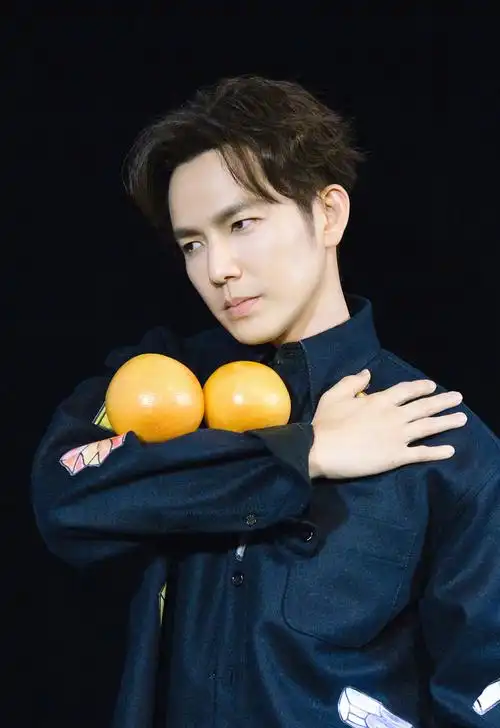 44岁钟汉良蓄胡子啦留了一个八字胡秒变潮叔帅到60岁都没问题