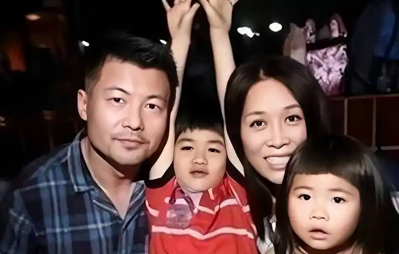 甄子丹携小18岁娇妻聚餐,那英老公罕现身,头发花白站角落状态差_孟桐