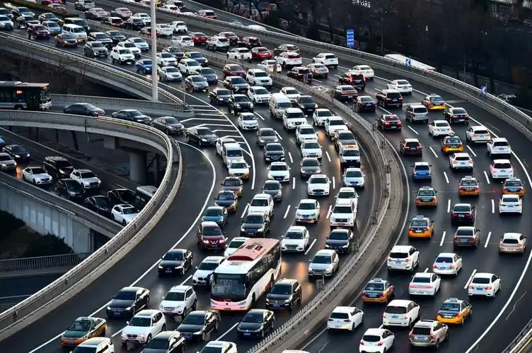 春节将至北京晚高峰严重拥堵 就地过年致往年"空城"景观不再