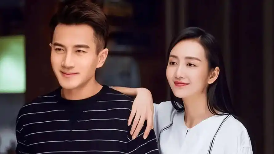 原创王鸥素颜逛珠宝展十足妈味试戴千万翡翠好悠闲不打算复出了