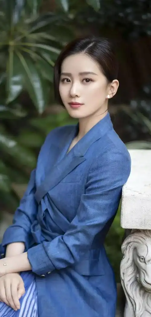 刘诗诗-职场风造型-仙剑的妹妹现在也成姐姐了 图源网络#不能