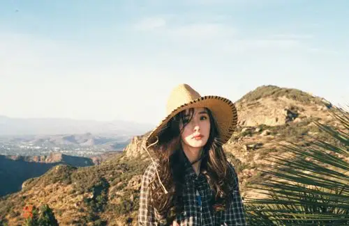 杨幂清新写真曝光,休闲装草帽重回颜值巅峰!网友:鼻孔好出戏!