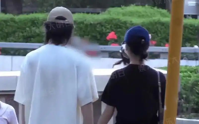 李庚希新恋情曝光!在街上摸男友屁股,网友:果真是在热恋中!