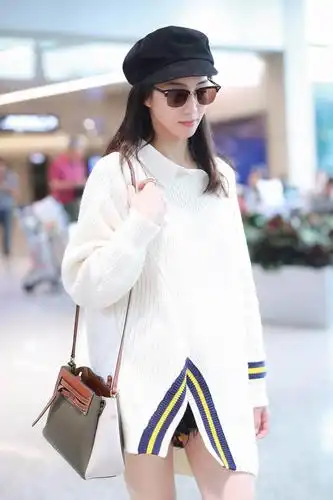 张钧甯现身上海机场白色毛衣带来初秋精致时尚