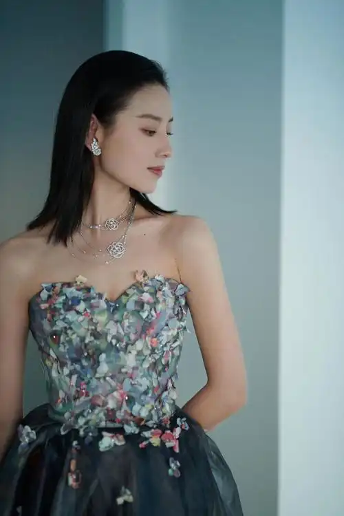 董洁身着抹胸长裙,身材优越状态佳,肩颈线条精致绝美.