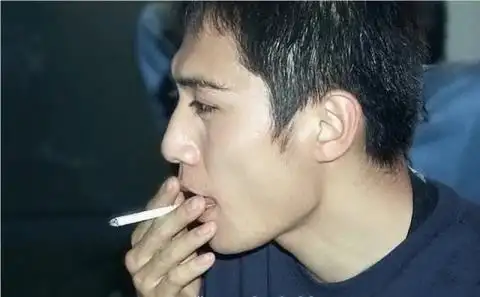 话说明星在生活中真的是比普通人的气质要好.抽烟的金城武蛮帅的.