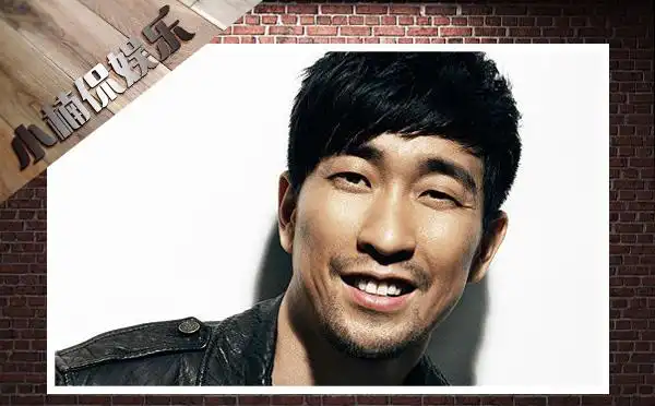 44岁王千源全家近照,老婆是圈外人很美艳,女儿很可爱