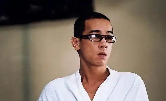 陈小春曾经有过亲弟弟,3000块卖给了别人,成了他心中永远的痛