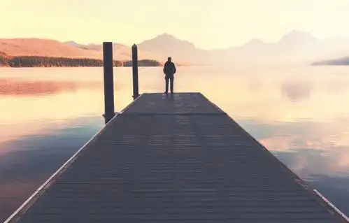 湖面码头上独孤旅行的人