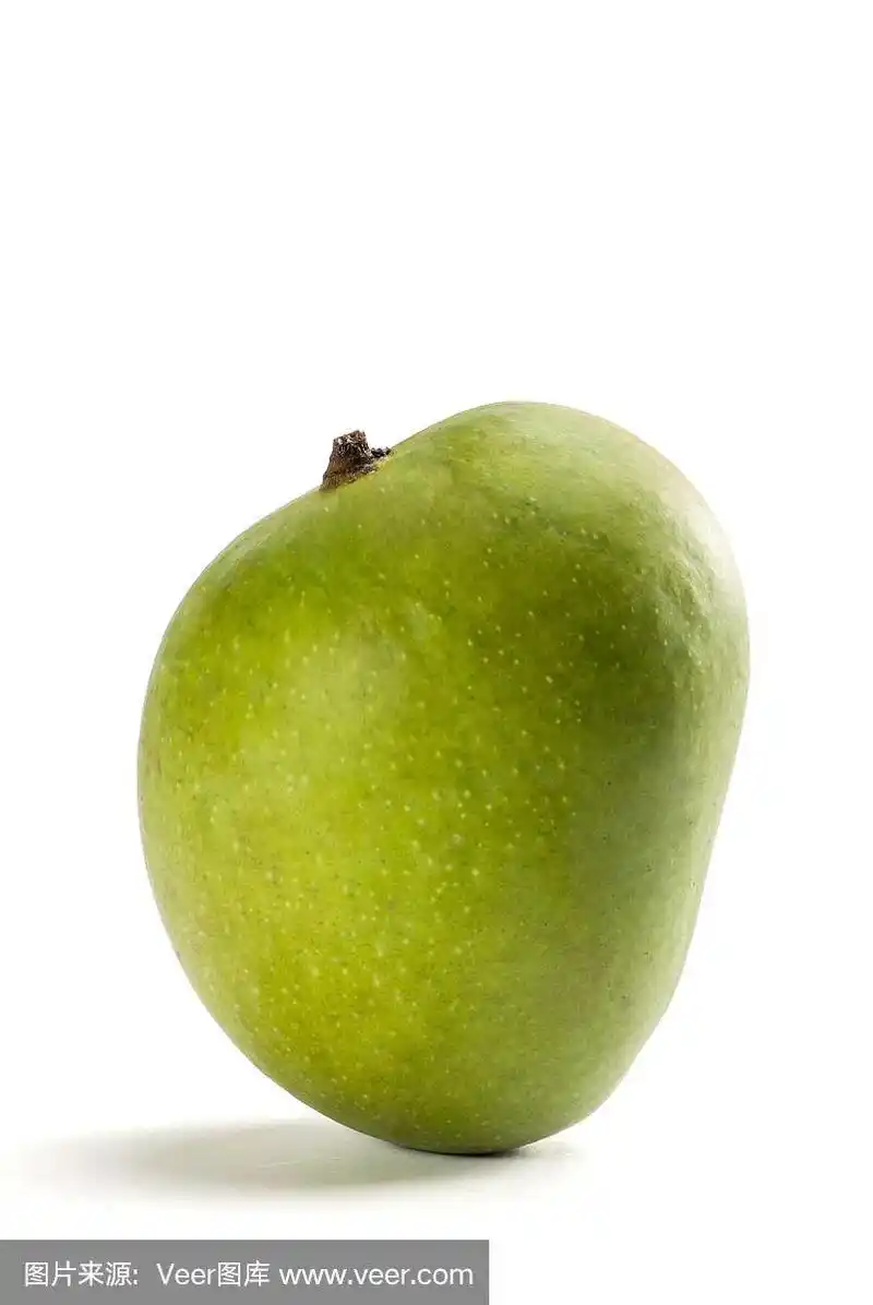 单个绿色芒果孤立在白色背景上