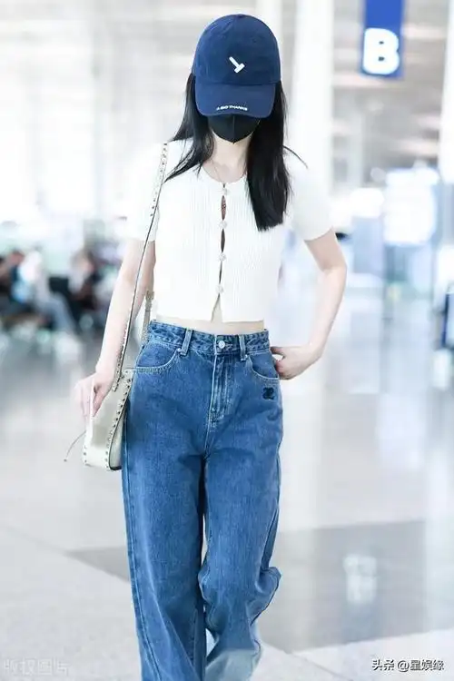 李沁北京机场出发,身穿针织上衣搭配阔腿牛仔裤温柔休闲