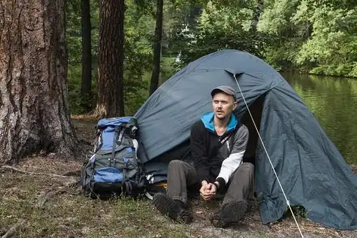 在湖边外国男人17顶帐篷