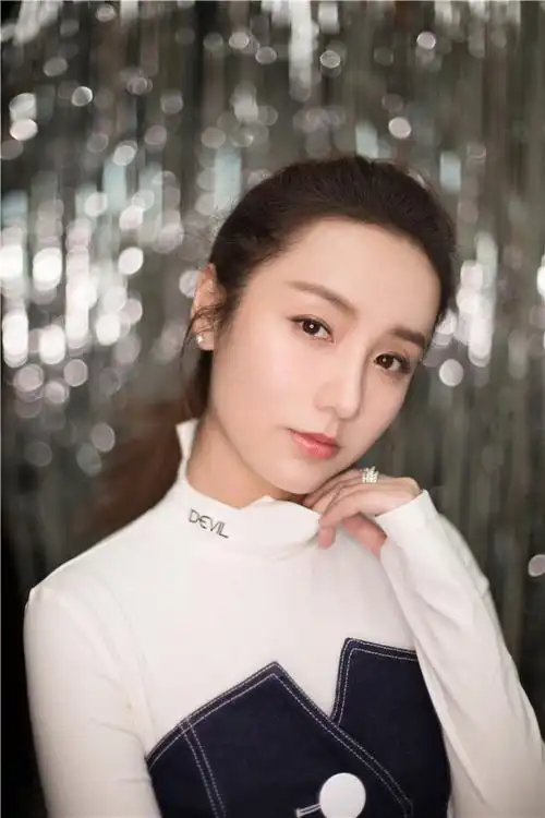 吕一亮相年度人物盛典 优雅干练时尚质感尽显