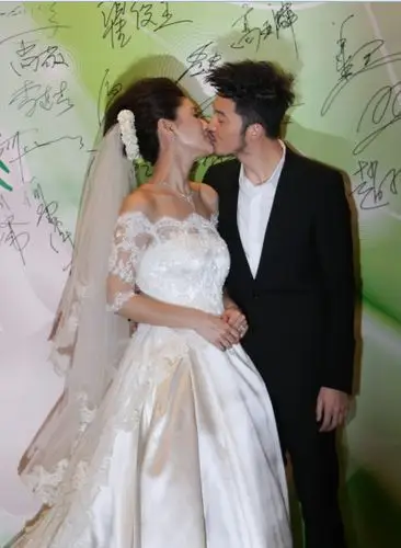 沙溢胡可今日完婚沙溢穿婚纱狂奔胡可两度落泪