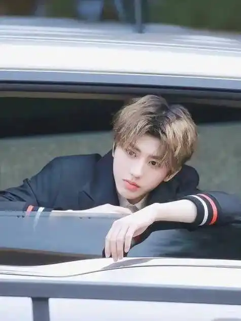 张艺兴伴舞事件引发争议,背带裤成为蔡徐坤梗?