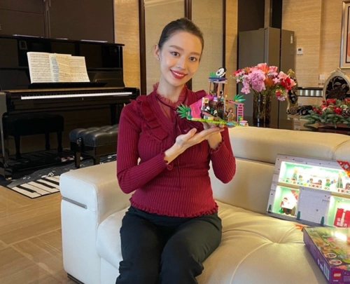 吉娜挺着八个月孕肚弹奏身材明显发胖看到状态没眼花吧